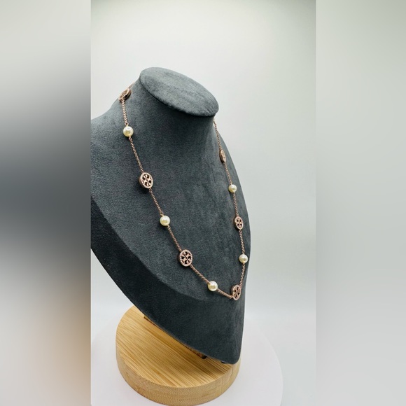 NWT Authentic Luxury Minimalist Tory Burch Crystal Pearl Logo Necklace - Picture 14 of 17